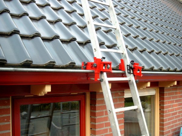 Verduisteren Associëren Moederland Bouwnieuws :: Veilig een ladder vast te zettten aan een dakgoot, dakkapel,  borstwering of tegen het platte dak | Gepatenteerd en uniek  ladderborgingssysteem | HAKA Toplocker - JSK handelsonderneming