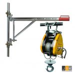 Steigertakel / Steigerlier electrisch 230V/230 kg met zwenkarm en 2 buisklemmen/koppelingen geleverd met testcertificaat, CE-conformiteitsverklaring en gebruiksaanwijzing