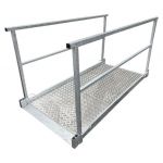 Greppelbrug 1960×1090 met leuningen en zijgeleiders, geschikt voor zowel rolstoelen als kinderwagens, aluminium tranenplaat vloer