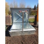 Bouwwaterputcontainer gegalvaniseerd met sleuven 110x107x110cm, Afmetingen: 1,1x1,1x1,1 meter, 2x beluchte kraan (¾”), Hijsogen, lepelsleuven, aansluiting warmtemeter
