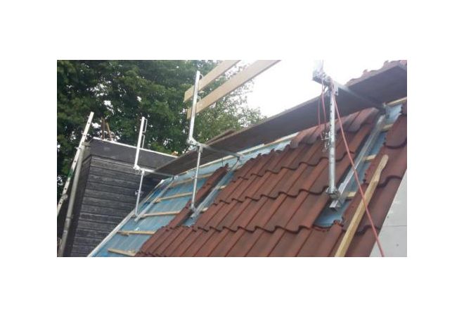 Rooftop trestle security for solar works - Tagbukkesikkerhed til solarbejde - Sécurité de chevalet de toit pour travaux solaires - JSK Handelsonderneming