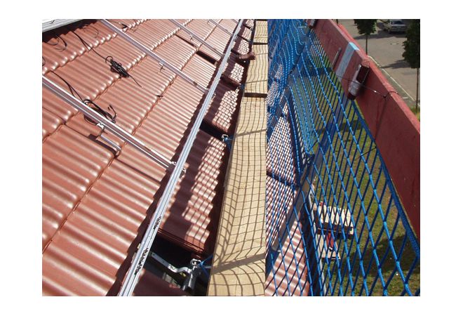 Panneaux solaires de protection des bords de toit avec support de main courante | Roof edge protection solar panels with handrail holder | Shutter window for scaffolding support - JSK Handelsonderneming