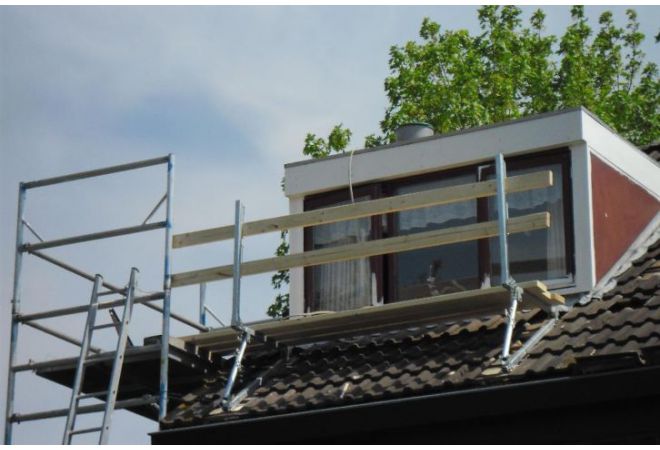 Verzinkte dakschraag met leuninghouder | Ideaal om uw dakkapel te schilderen, reparatiewerkzaamheden of het leggen van zonnepanelen - gratis verzending NL