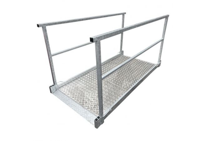 Sleufbrug 1960×1090 met leuningen en zijgeleiders, geschikt voor zowel rolstoelen als kinderwagens, aluminium tranenplaat vloer