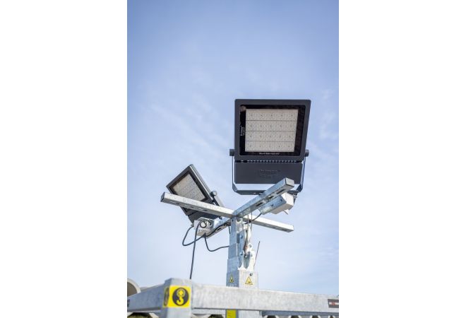 Lichtmast Professional telescopisch uitschuifbaar 2.4 tot 8.5 meter, voorzien van ballastblokken, Nederlands fabricaat, leverbaar met of zonder LED-bouwlampen