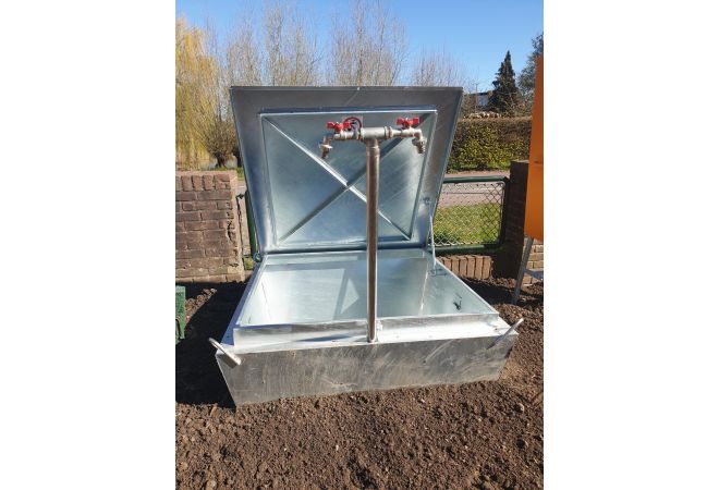 Bouwwaterputcontainer gegalvaniseerd met sleuven 110x107x110cm, Afmetingen: 1,1x1,1x1,1 meter, 2x beluchte kraan (¾”), Hijsogen, lepelsleuven, aansluiting warmtemeter
