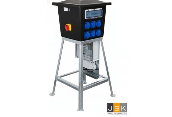 Kunststof verdeelkast QUATRO op frame, Ingang en doorlus: CEE 63A 5p 6h 400V via onderzijde, Hoofdschakelaar: 4p 63A, Afgaand: 6× Schuko 16A 2p+RA 2 - NL20.1306.03032-1