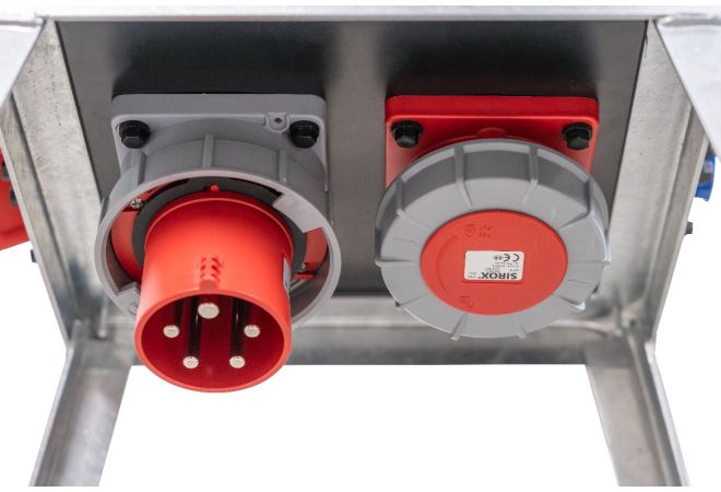 125A Kunststof verdeelkast QUATRO op frame | Ingang en doorlus: CEE 125A 5p 6h 400V via onderzijde | 2x CEE 63A 5p 6h 400V - 4x CEE 32A 5p 6h 400V - 6x Schuko 16A 2p+RA 230V | NL20.2406.24035-1 | EAN: 4068773538485